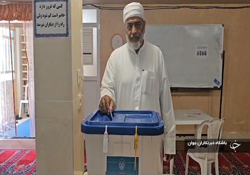 حضور امام جمعه اهل سنت بندرعباس در شعبه اخذ رأی