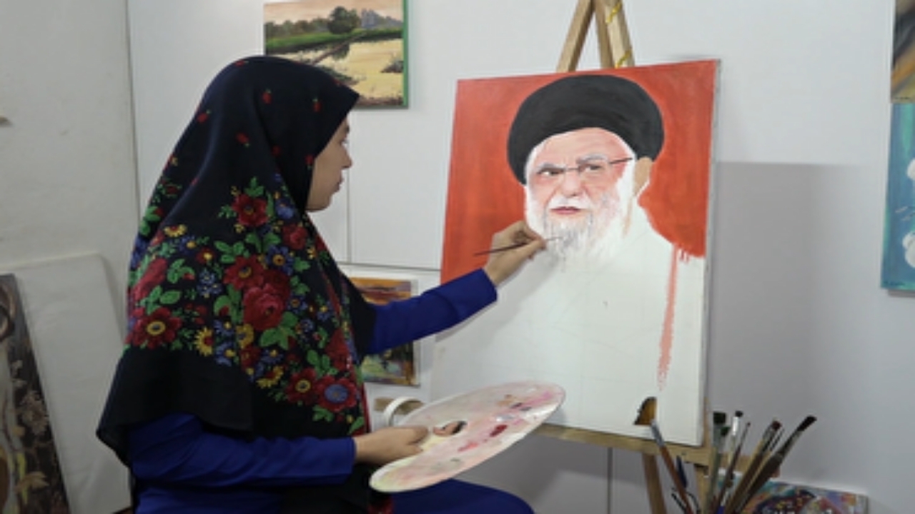 نقش آفرینی نقاش گلستانی پای صندوق رای