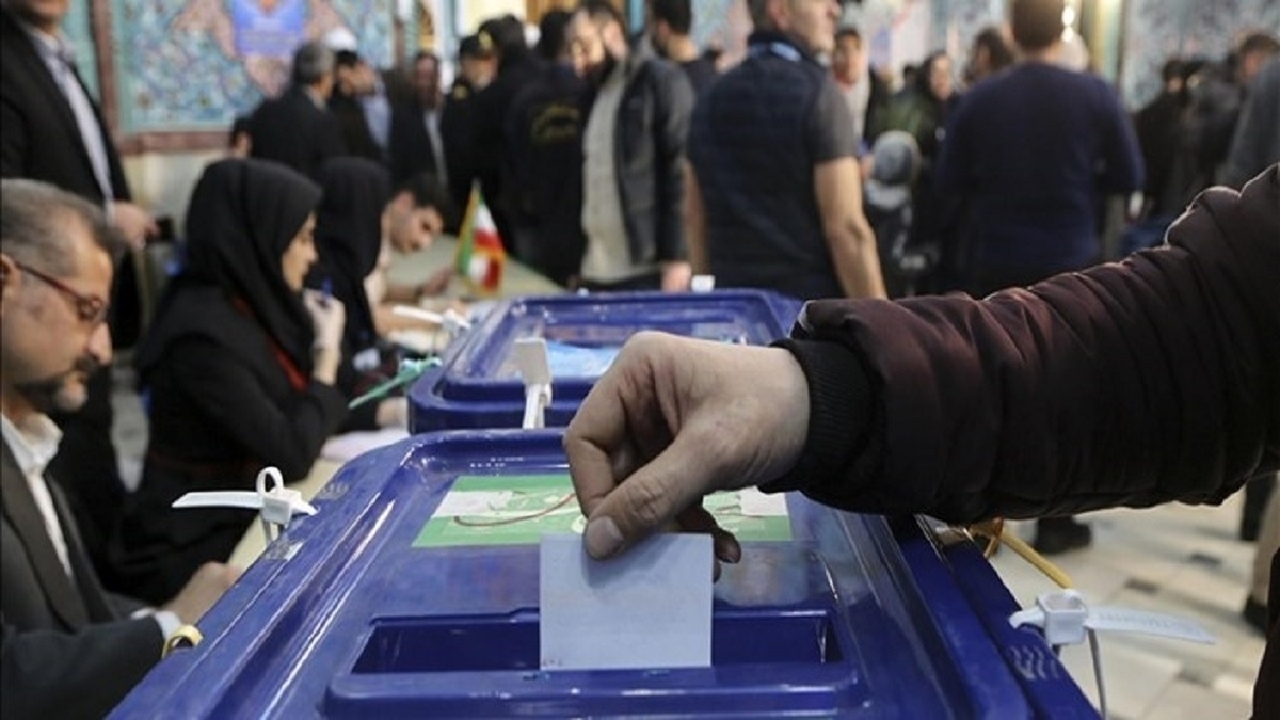 حضور پرشور زائران و مجاوران حرم مطهری رضوی پای صندوق رای