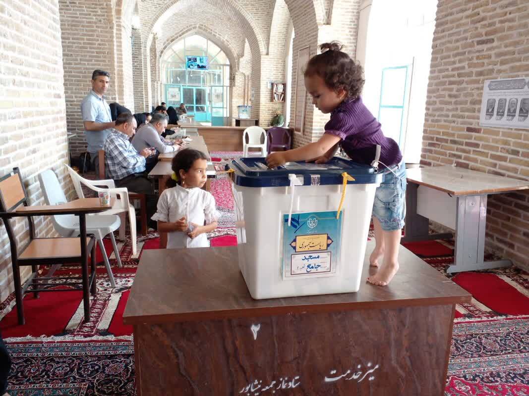 حضور کودکان کنار والدین در حوزه انتخابات