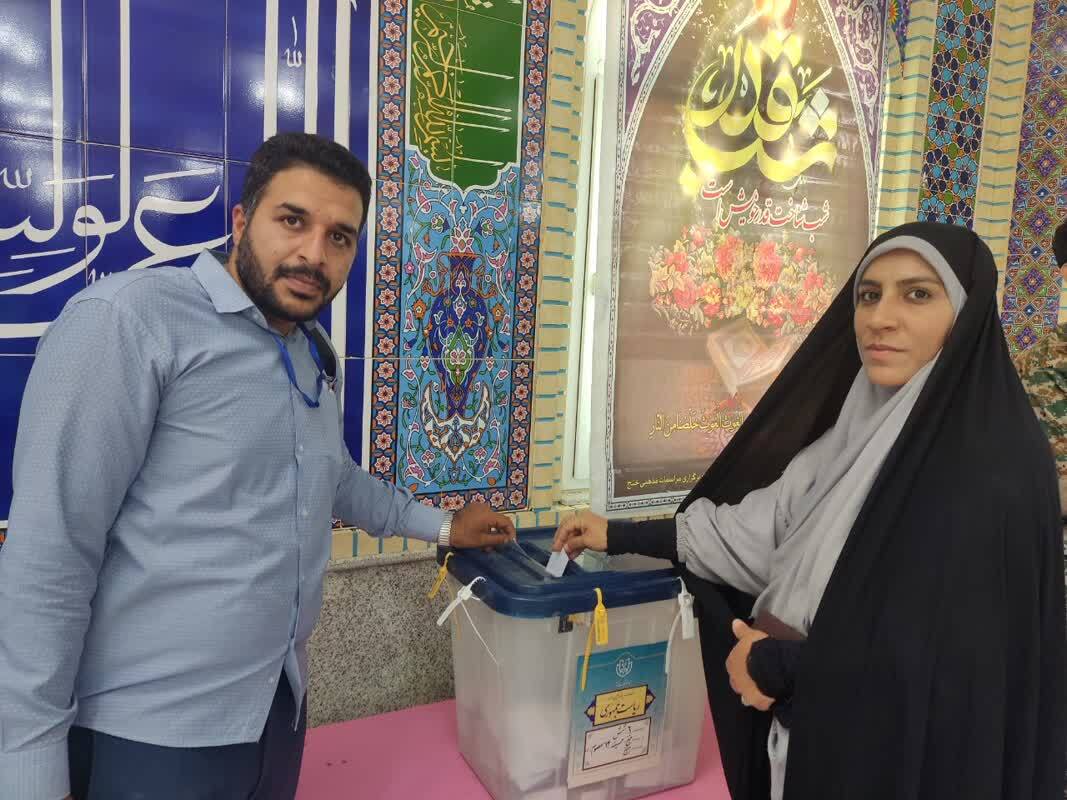 زوج های جوان در پای صندوق رای