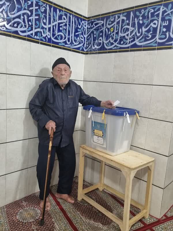 حضور مرد 115 ساله در پای صندوق رای