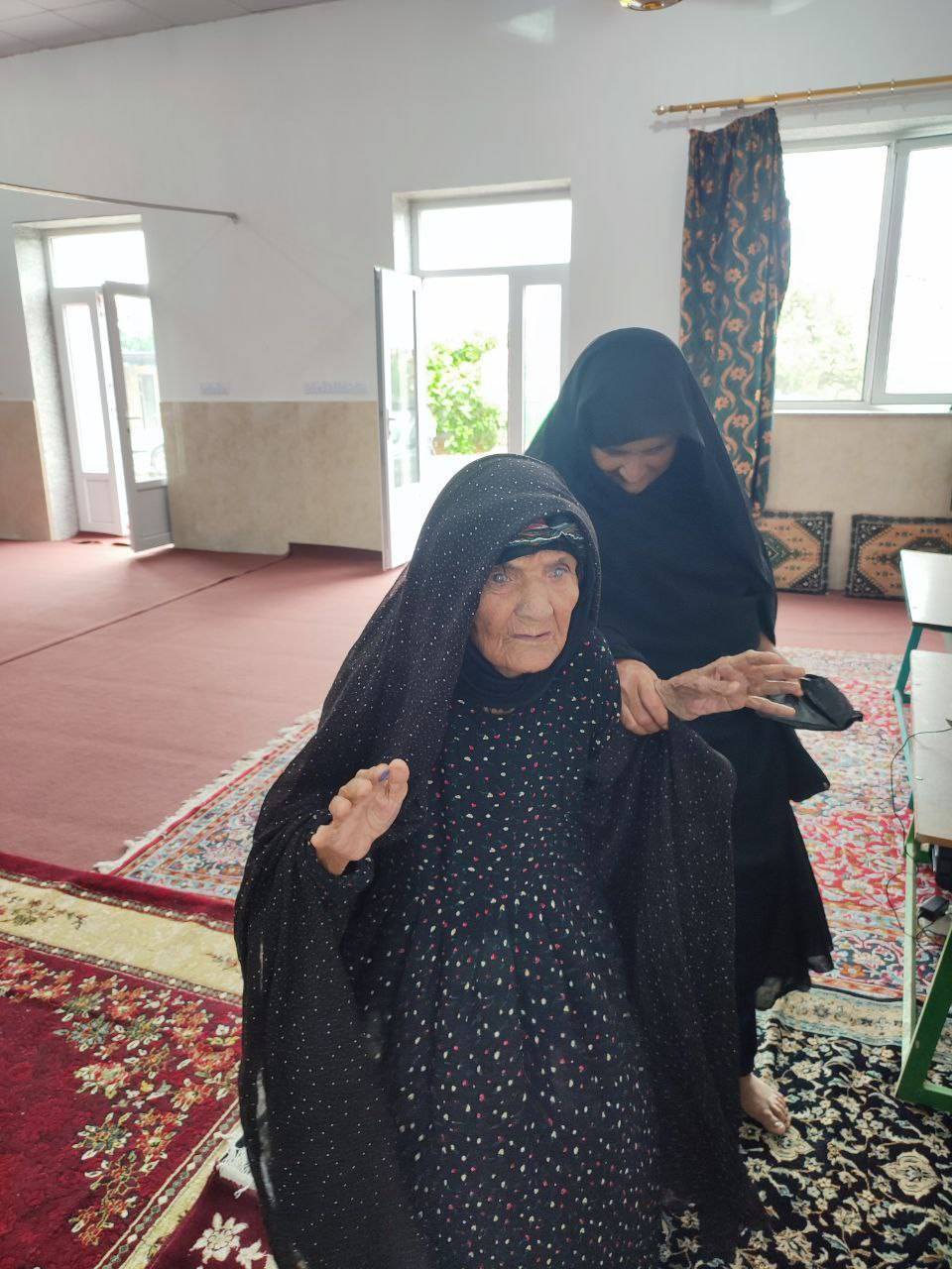 حضور پیرزن در انتخابات ریاست جمهوری