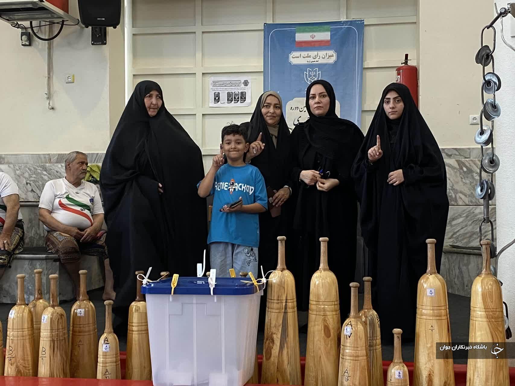 حضور ورزشکاران قم در انتخابات ریاست جمهوری+تصاویر