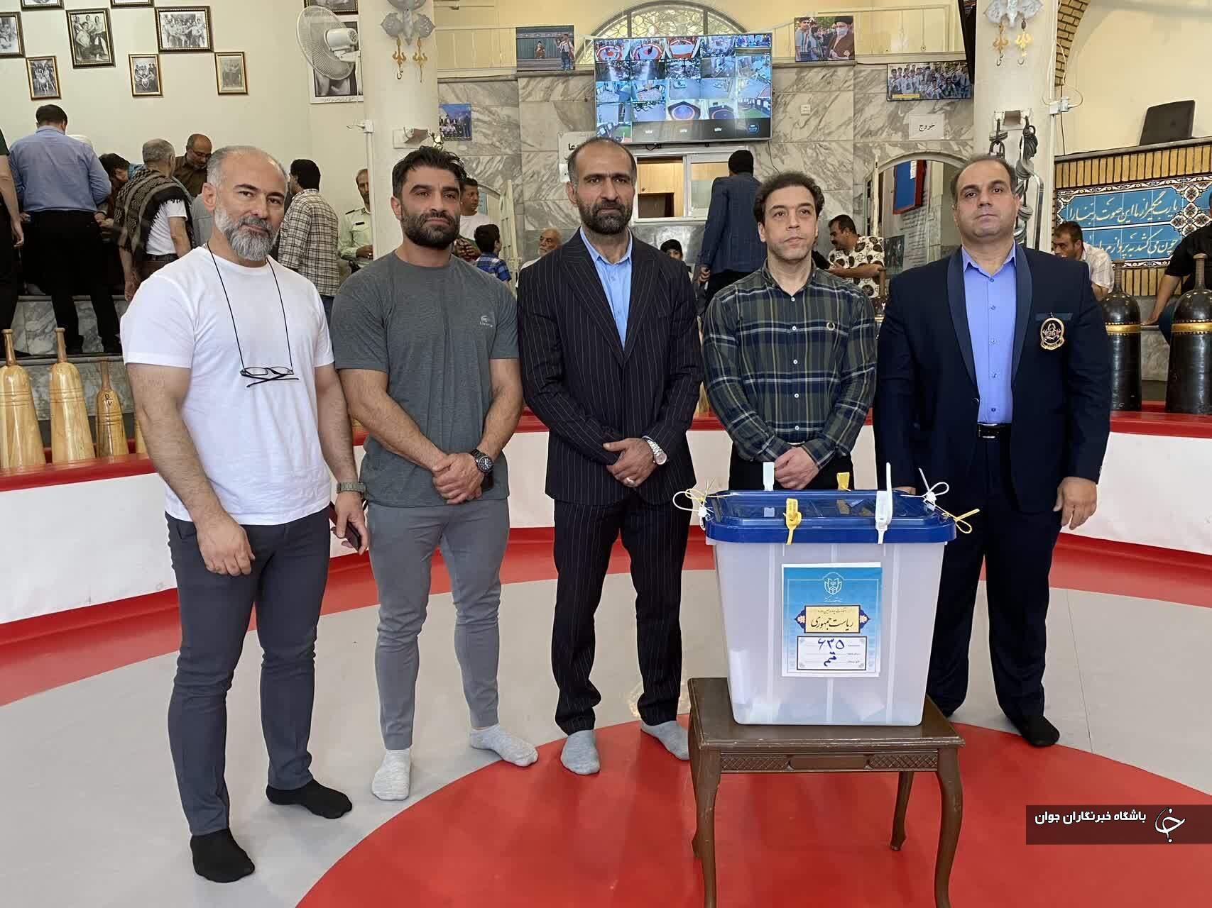 حضور ورزشکاران قم در انتخابات ریاست جمهوری+تصاویر