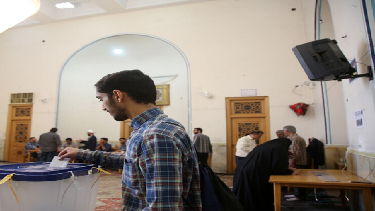 شور انتخاباتی در حرم مطهر بانوی کرامت تا ساعات پایانی اخذ رأی+فیلم