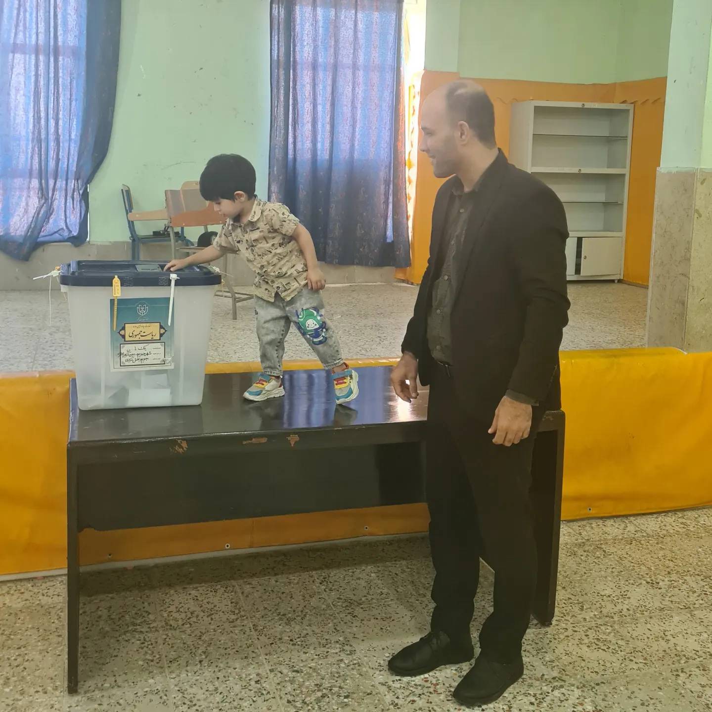 کودک دو و نیم ساله در پای صندوق رای