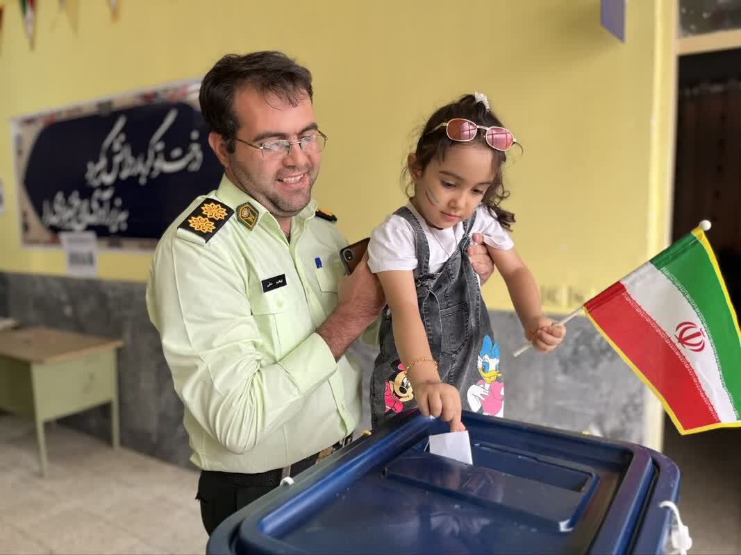 حضور نظامیان با خانواده در حوزه انتخابات