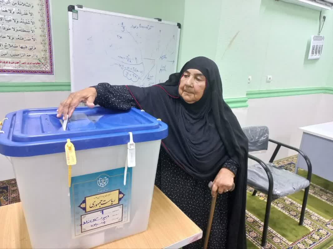 پیرزن 98 ساله در پای صندوق رای