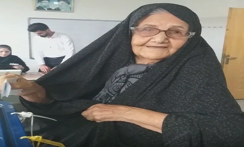 بانوی 90 ساله در پای صندوق رای
