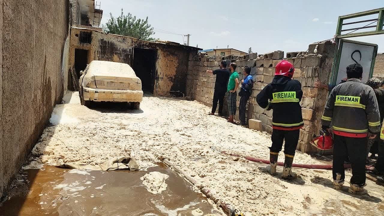 قاچاق سوخت، یک خودرو را به آتش کشید/ مصدومیت یک نفر  در حادثه آتش سوزی