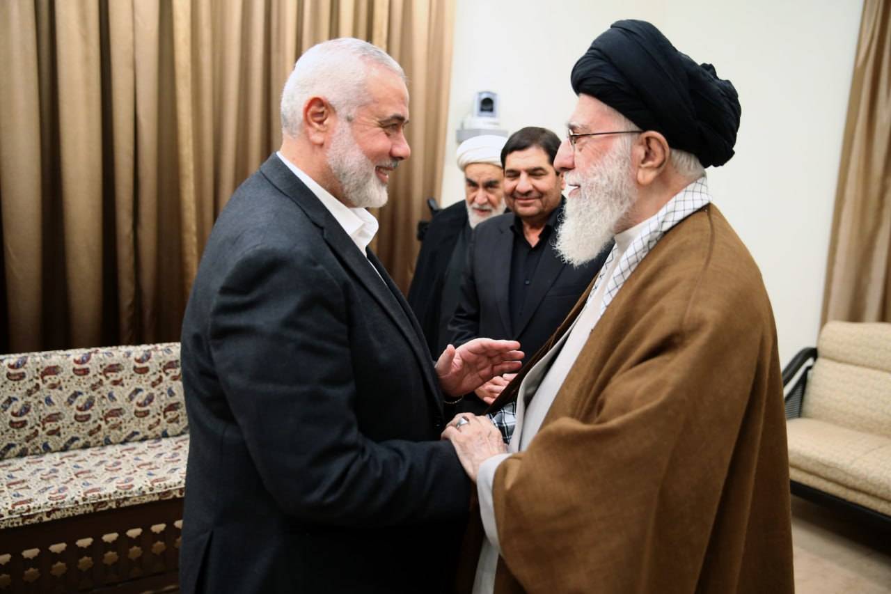 لحظاتی از آخرین دیدار شهید اسماعیل هنیه با رهبر انقلاب