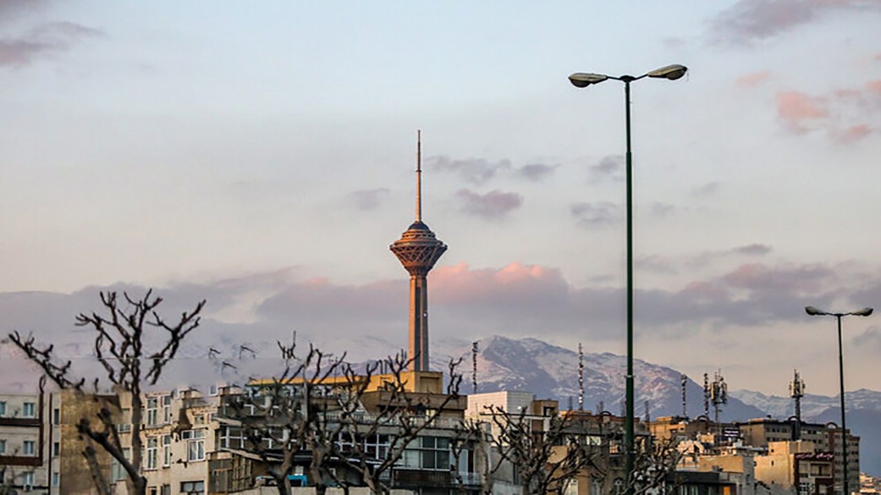 چراغ‌های برج میلاد، به‌مناسبت شهادت اسماعیل هنیه قرمز شد