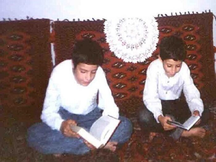 &nbsp; شهید عزیزی و برادرش در حال خواندن قرآن