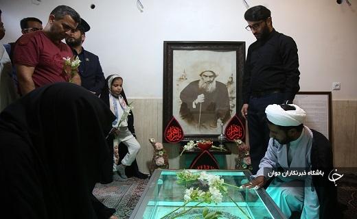 غبارروبی مقبره شیخ فضل الله نوری در قم