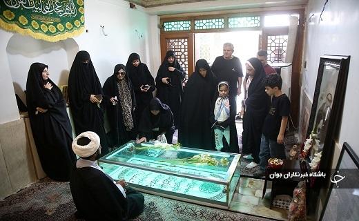 غبارروبی مقبره شیخ فضل الله نوری در قم
