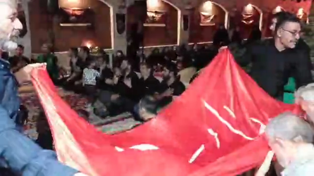 میزبانی عزاداران آران و بیدگل از پرچم متبرک حرم امام حسین (ع) و حضرت عباس (ع) + فیلم
