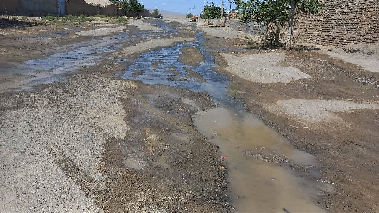 آزرده خاطر شدن شهروندان جنت آباد از جاری شدن آب شرب در معابر + فیلم