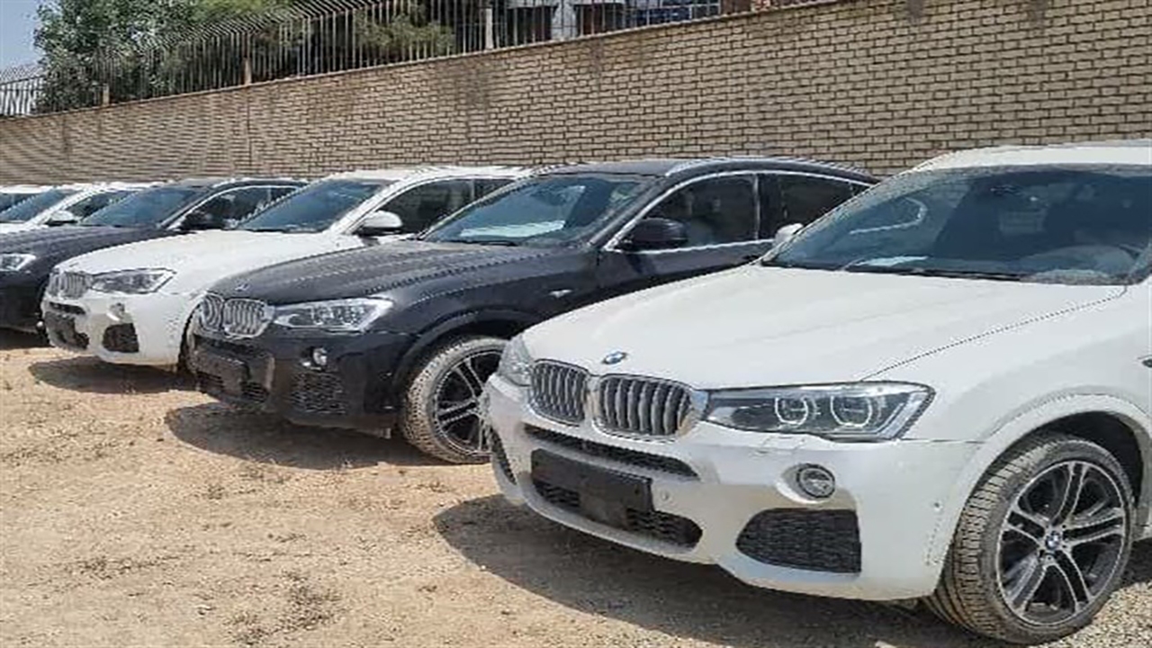 کشف ۱۴ خودروی BMW قاچاق در یک ساختمان مسکونی در غرب تهران