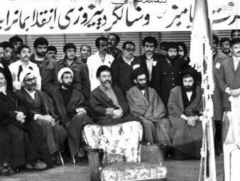 باهنر در کنار آقایان خمینی، خامنه&zwnj;ای، بهشتی، طبسی و موسوی اردبیلی