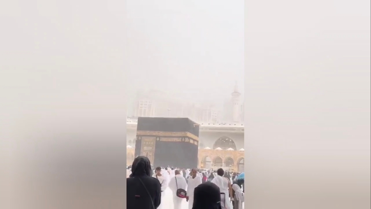 سیل در مکه و جده؛ مدارس تعطیل شدند + فیلم