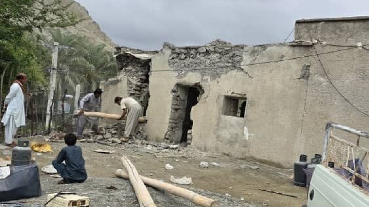 زندگی سخت مردم روستای آبگاه در روز‌هایی که همیشه زمین می‌لرزد/ سر پناهی که دیگر برای مردم امن نیست
