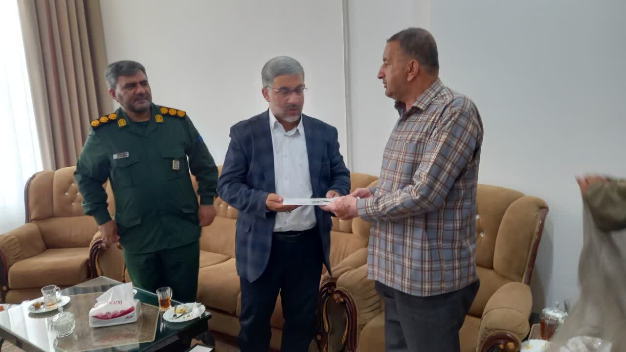 آزادگان پرچم اقتدار جمهوری اسلامی در غربت