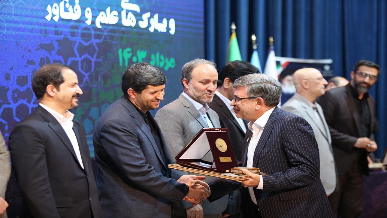 اعطای نشان «سرو» به رئیس دانشگاه ارومیه