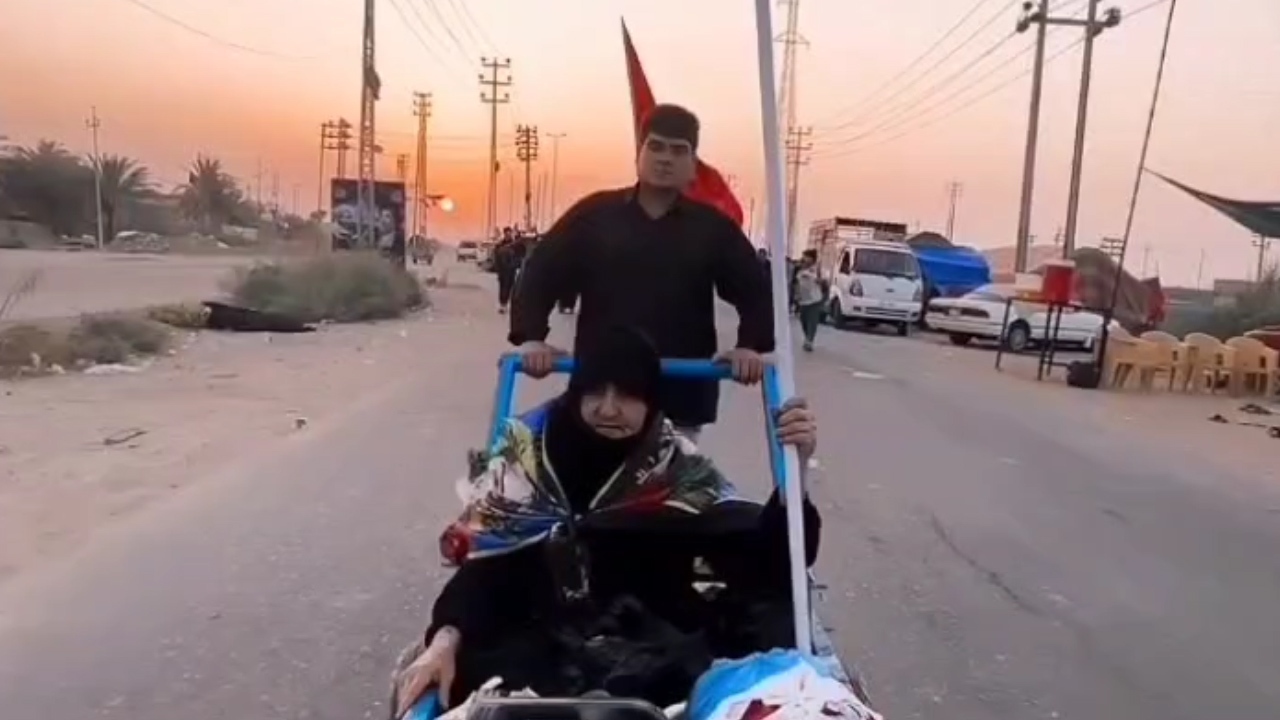 جوان عراقی مادرش را با گاری از بصره به کربلا می‌برد
