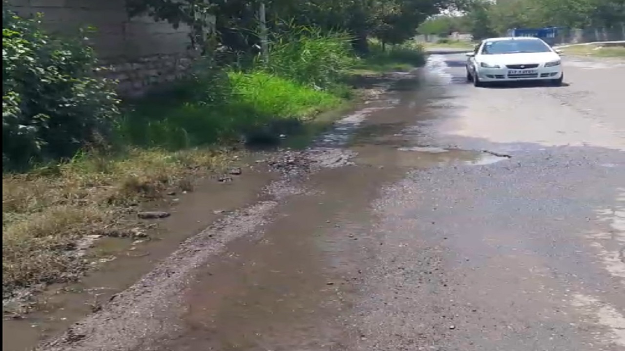 جاری شدن آب نهر در جاده روستای خانقاه و مراغه + فیلم