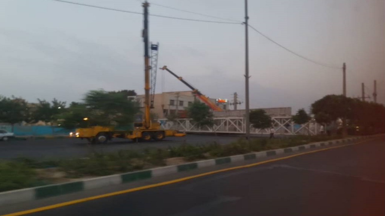 ترافیک و راه‌بندان در آدران به دلیل نصب پل عابر پیاده + فیلم