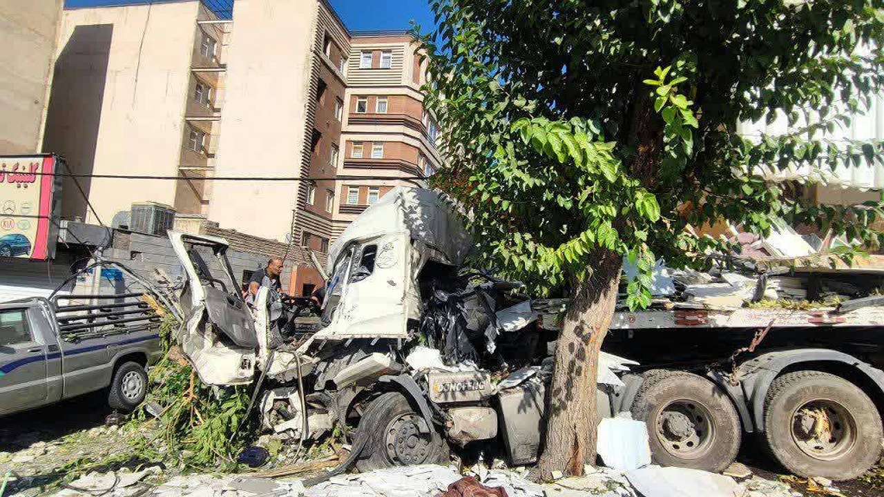 برخورد تریلی با ۱۱ خودرو و دو ساختمان/ یک نفر جان خود را از دست داد + فیلم