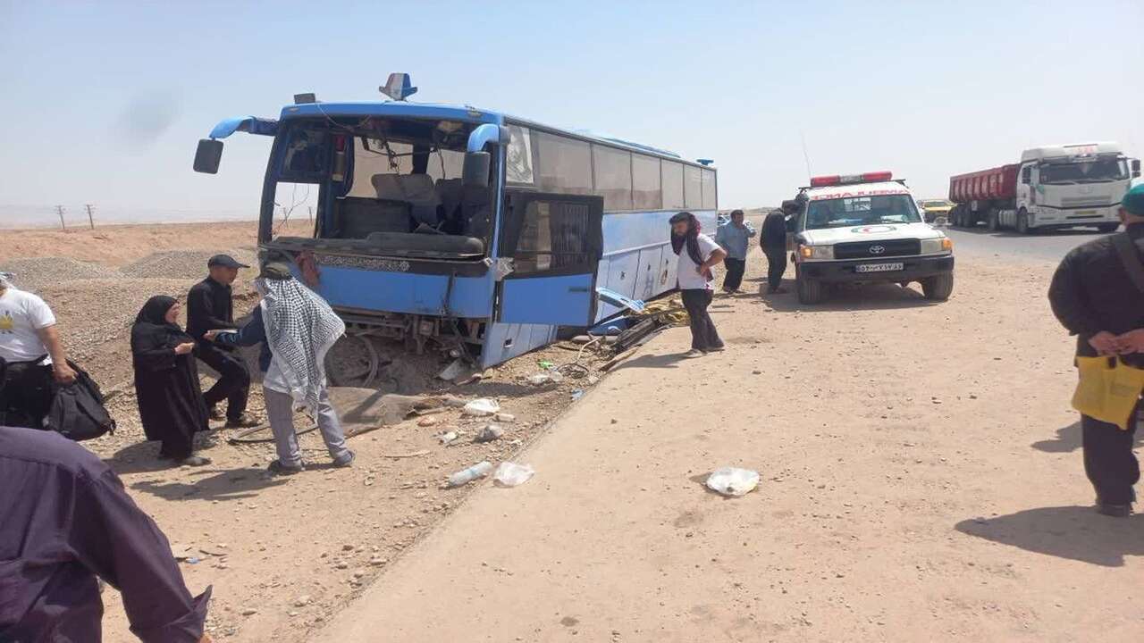 ترخیص مصدومان حادثه انحراف اتوبوس در جاده گرمسار _ تهران