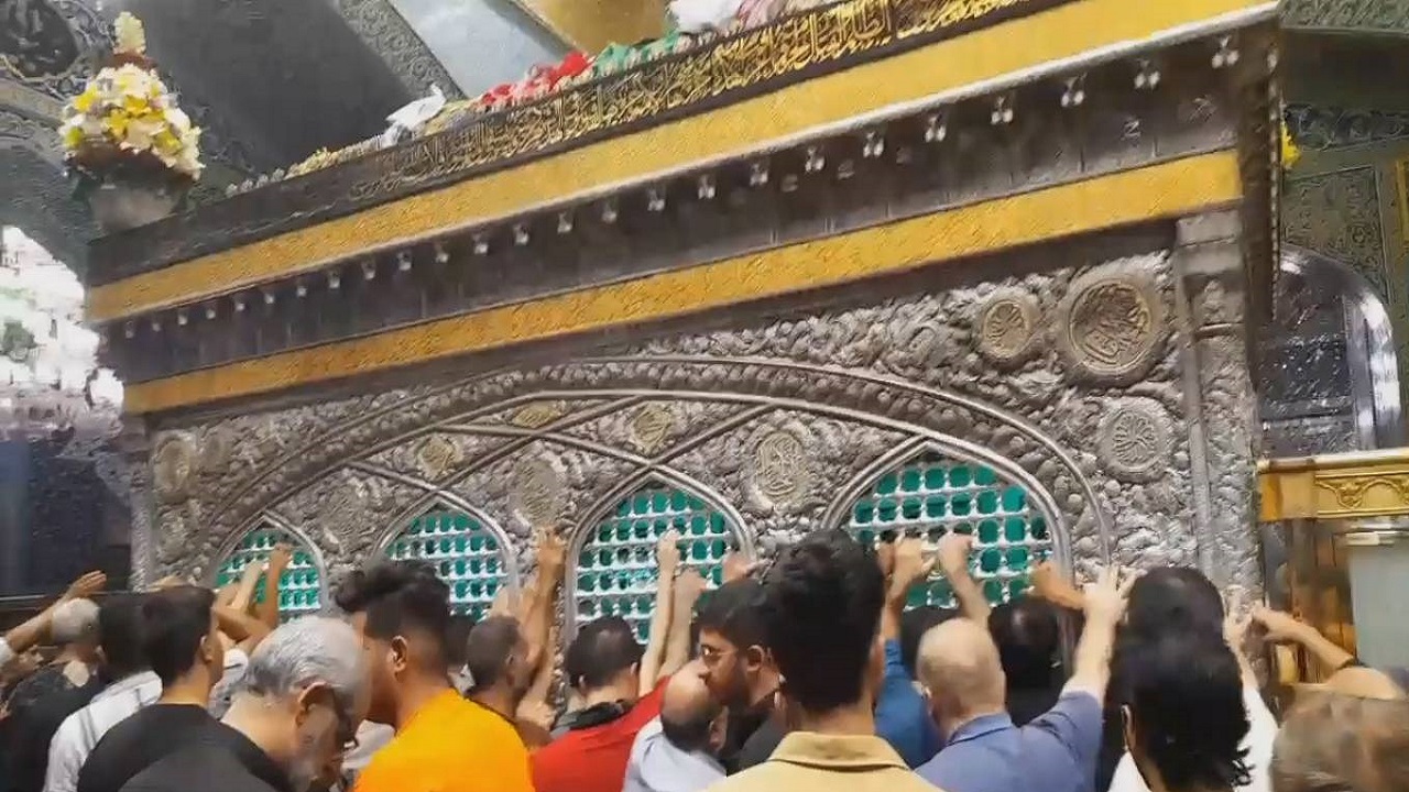 حرم امام رضا (ع) با حضور زائران رنگ و بوی اربعین گرفت + فیلم