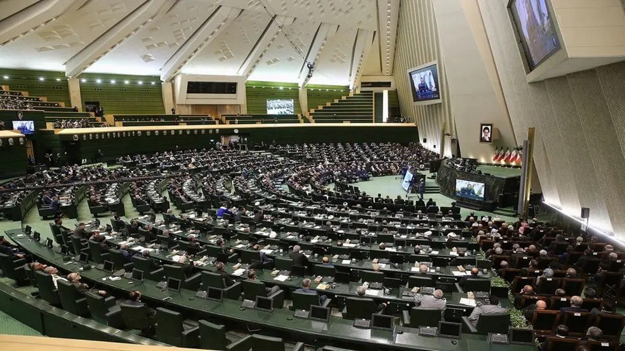برگزاری اولین جلسه بررسی رای اعتماد در مجلس با حضور رئیس‌جمهور