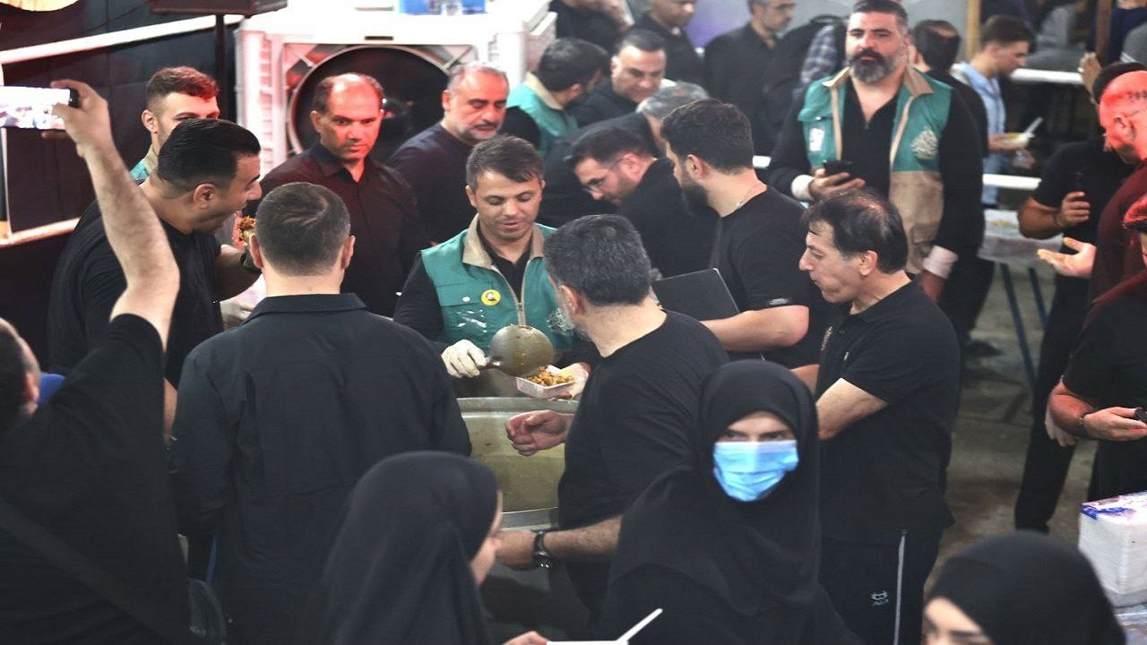 خدمت‌رسانی قهرمانان ورزشی به زائران اربعین + عکس