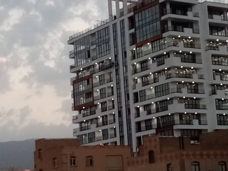 روشن ماندن چراغ ساختمان