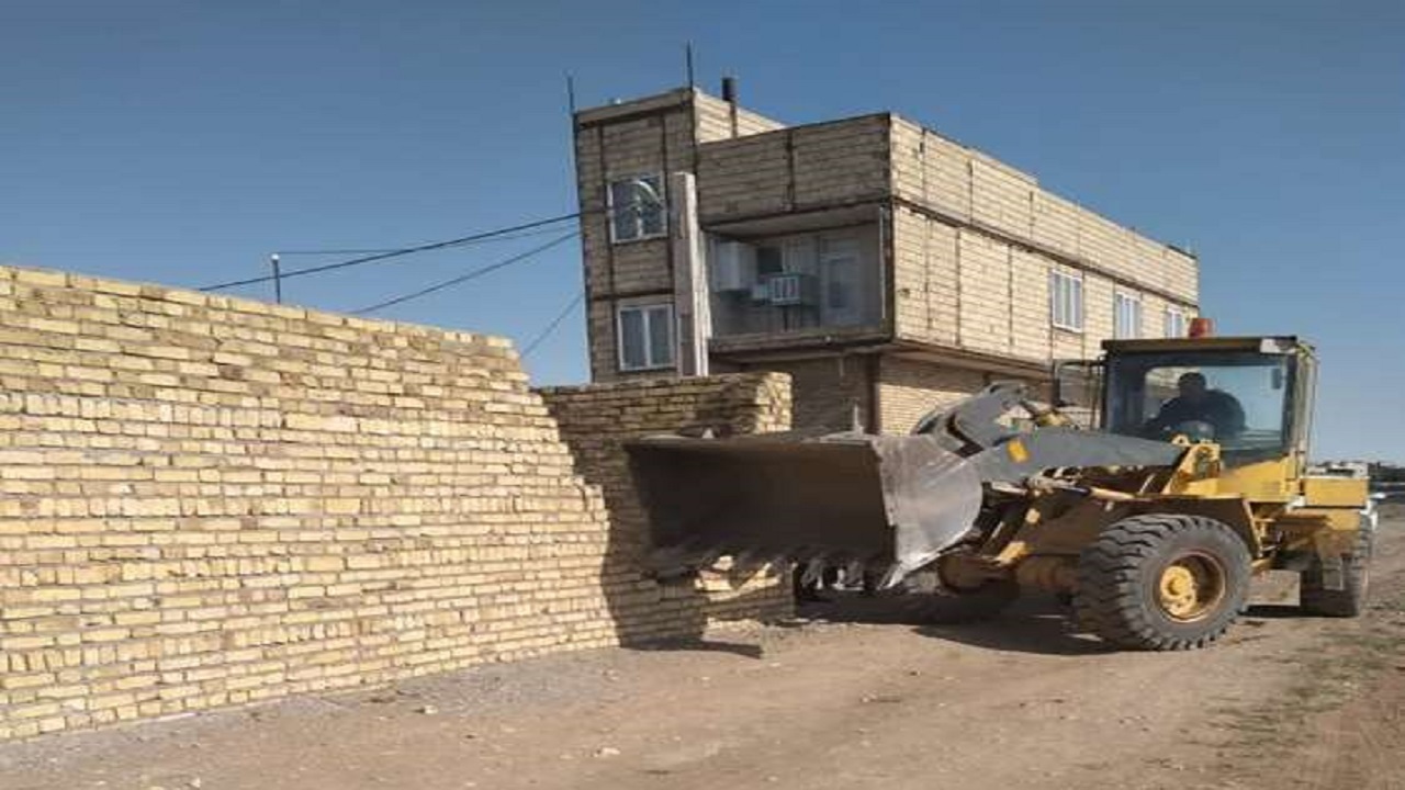 قلع و قمع ۱۳ بنای غیر مجاز در اراضی کشاورزی تاکستان