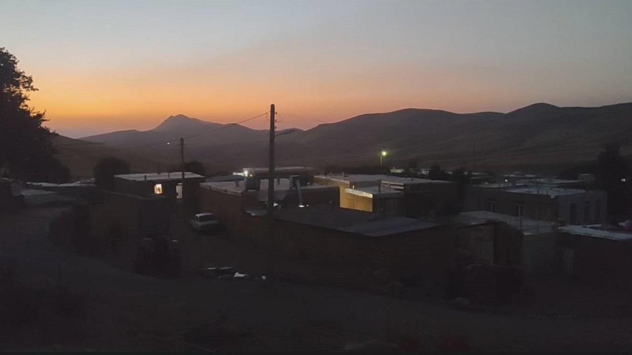 گلایه اهالی روستای مله کبود از خاموشی تیر‌های چراغ برق + فیلم