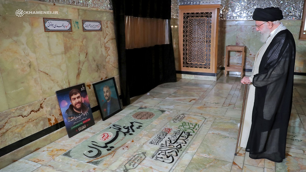 حضور رهبر انقلاب بر مزار شهید امیرعبداللهیان و شهید سید مهدی جلادتی حضور رهبر انقلاب بر مزار شهید امیرعبداللهیان و شهید سید مهدی جلادتی