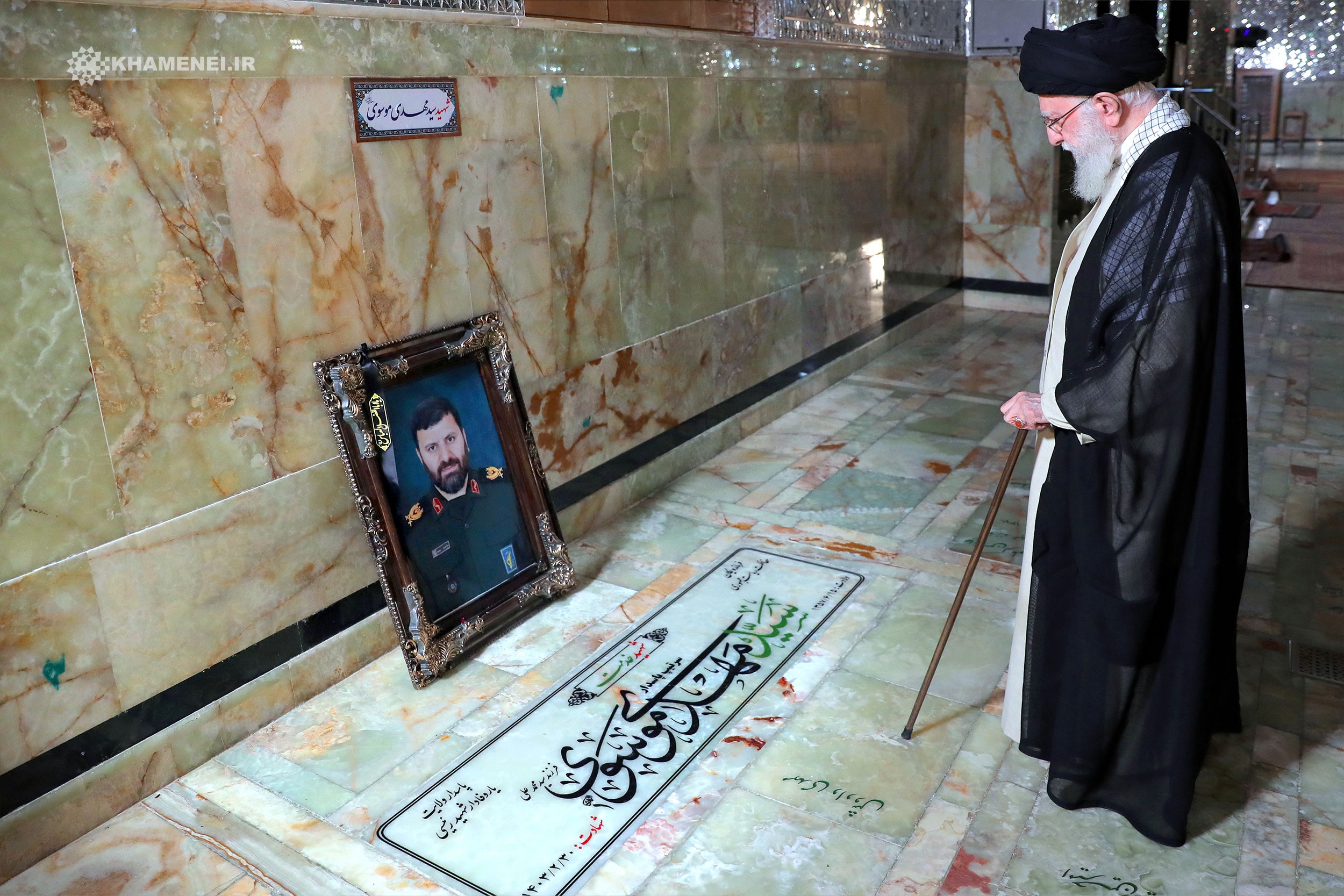 حضور رهبر انقلاب بر مزار سردار شهید سید مهدی موسوی فرمانده حفاظت رئیسجمهور شهید رئیسی حضور رهبر انقلاب بر مزار سردار شهید سید مهدی موسوی فرمانده حفاظت رئیسجمهور شهید رئیسی