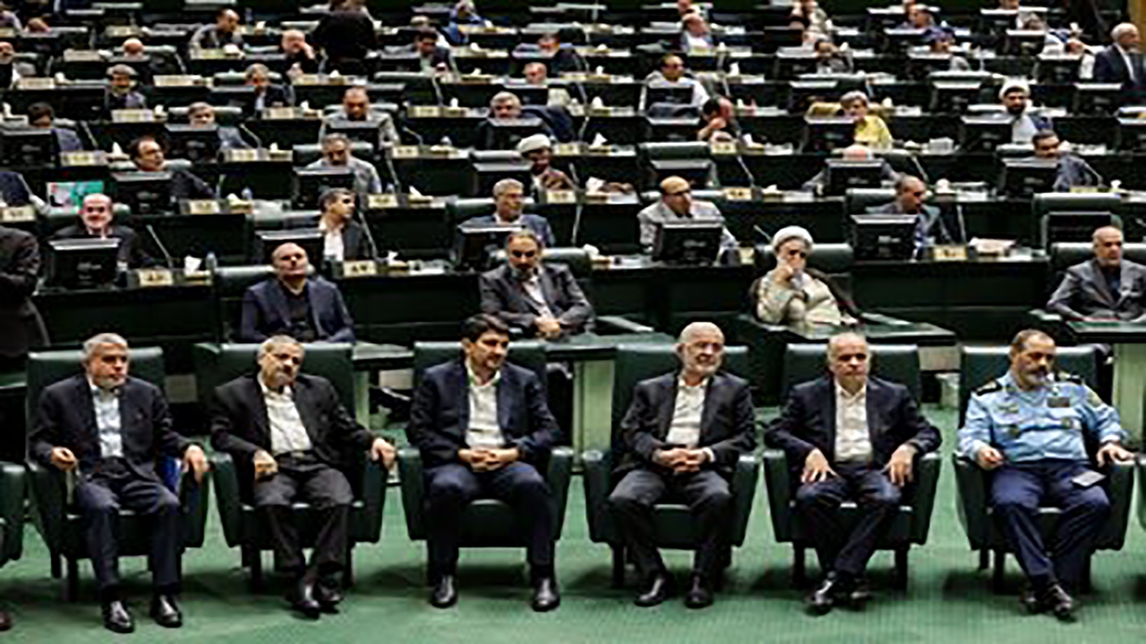 سوابق مومنی ترکیبی از امور سیاسی، اجتماعی، امنیتی، انتظامی و عمرانی است