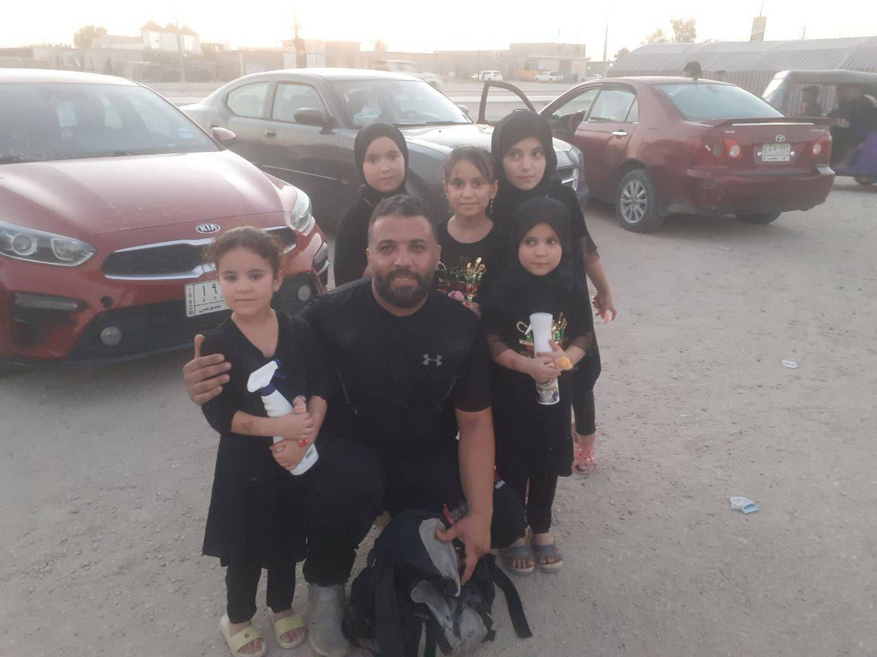 زائر ایرانی به همراه کودکان عراقی