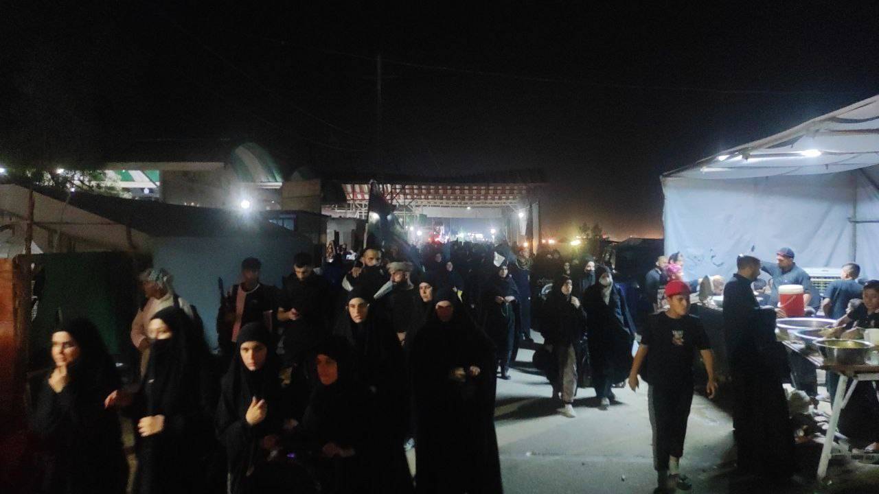 حضور زائران در مسیر پیاده روی اربعین