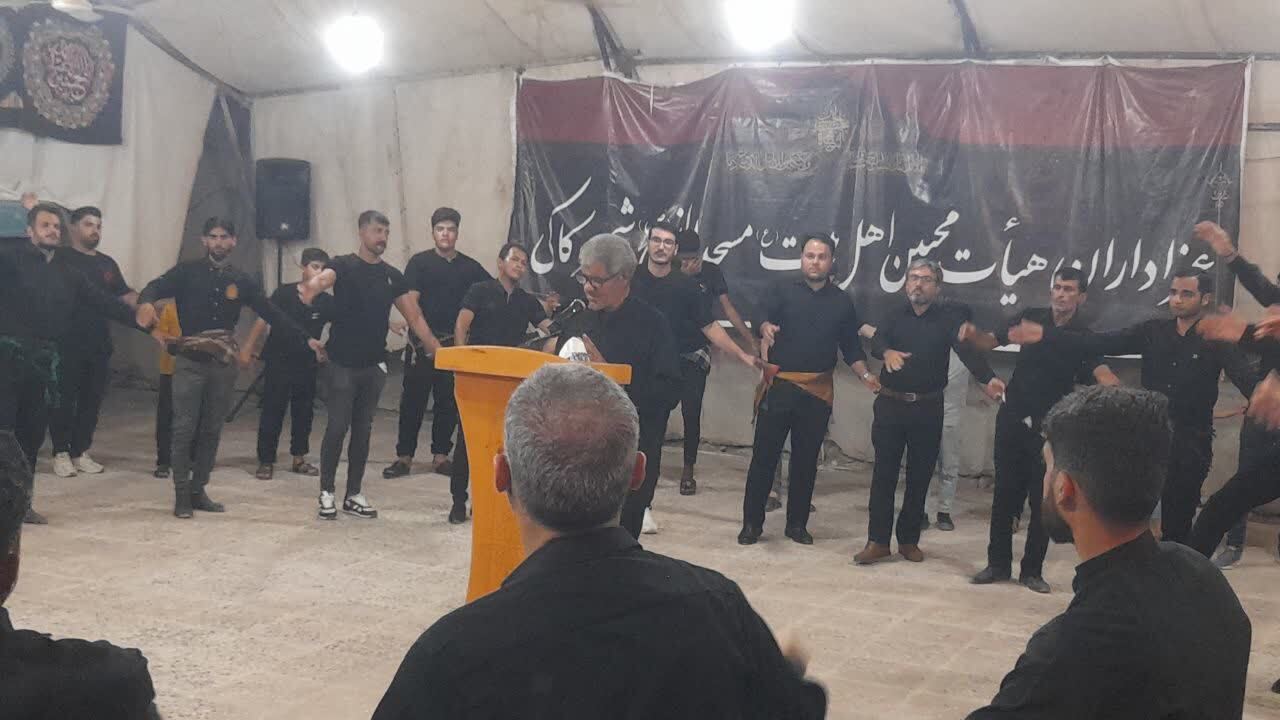 مراسم سینه زنی و عزاداری در حسینیه مراسم سینه زنی و عزاداری در حسینیه