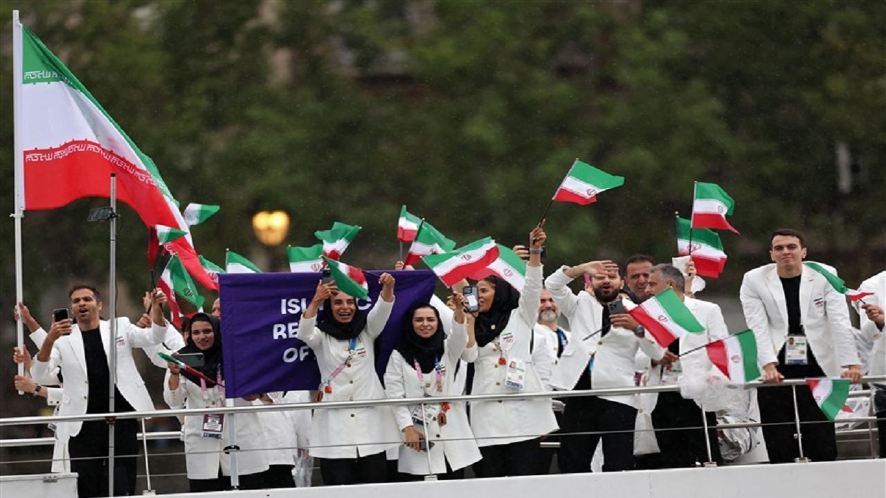 عبور کاروان ایران در مراسم افتتاحیه المپیک زیر بارش شدید باران در رودخانه سن + فیلم
