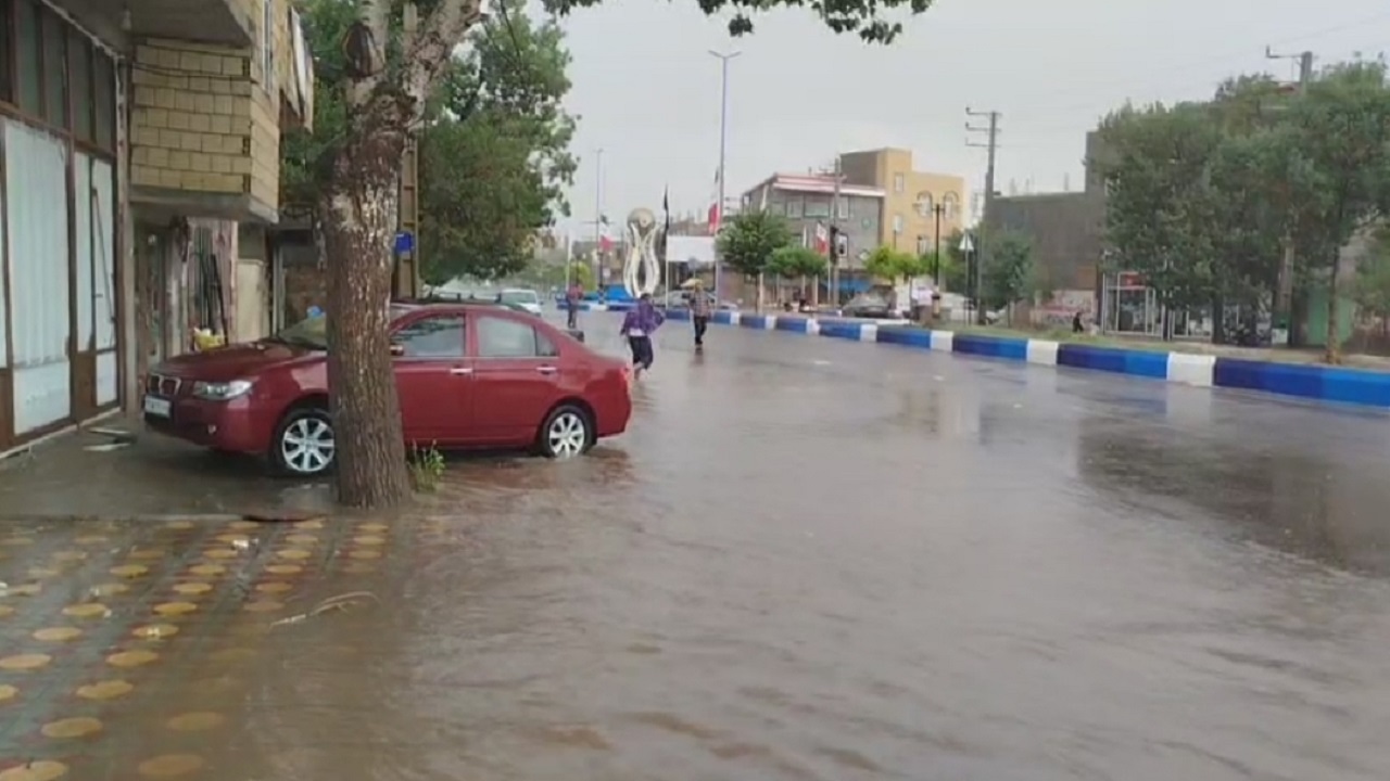 بارش شدید باران و آب گرفتگی در معابر شهر کلوانق + فیلم