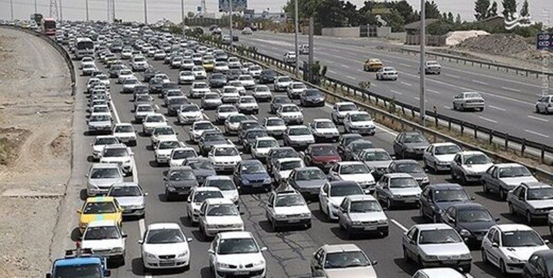 ترافیک نیمه سنگین در آزادراه کرج - تهران روز شنبه ۶ مرداد