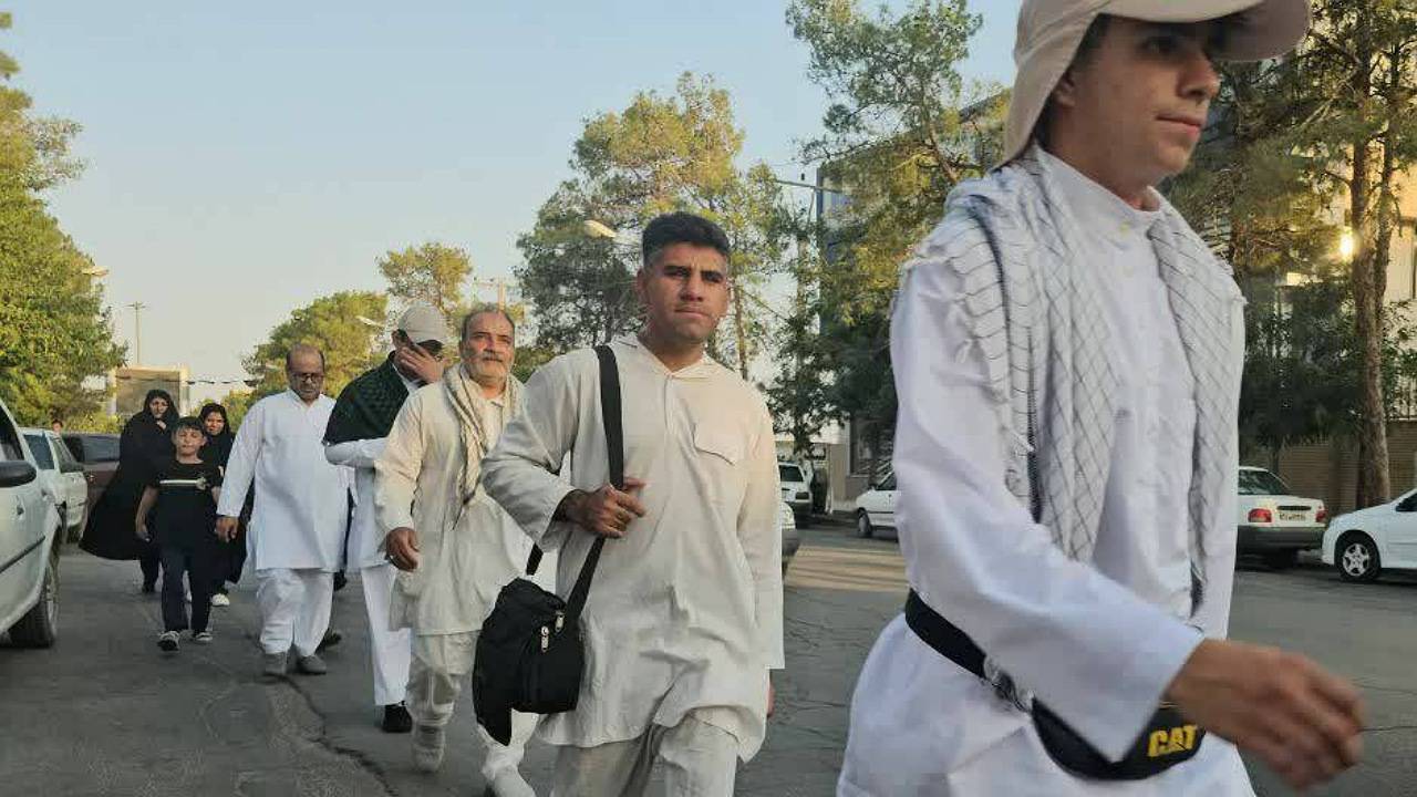 کاروان پیاده محبان الرضای زرند در مسیر بارگاه امام رئوف