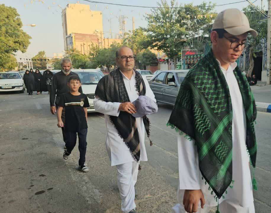 کاروان پیاده محبان الرضای زرند در مسیر بارگاه امام رئوف